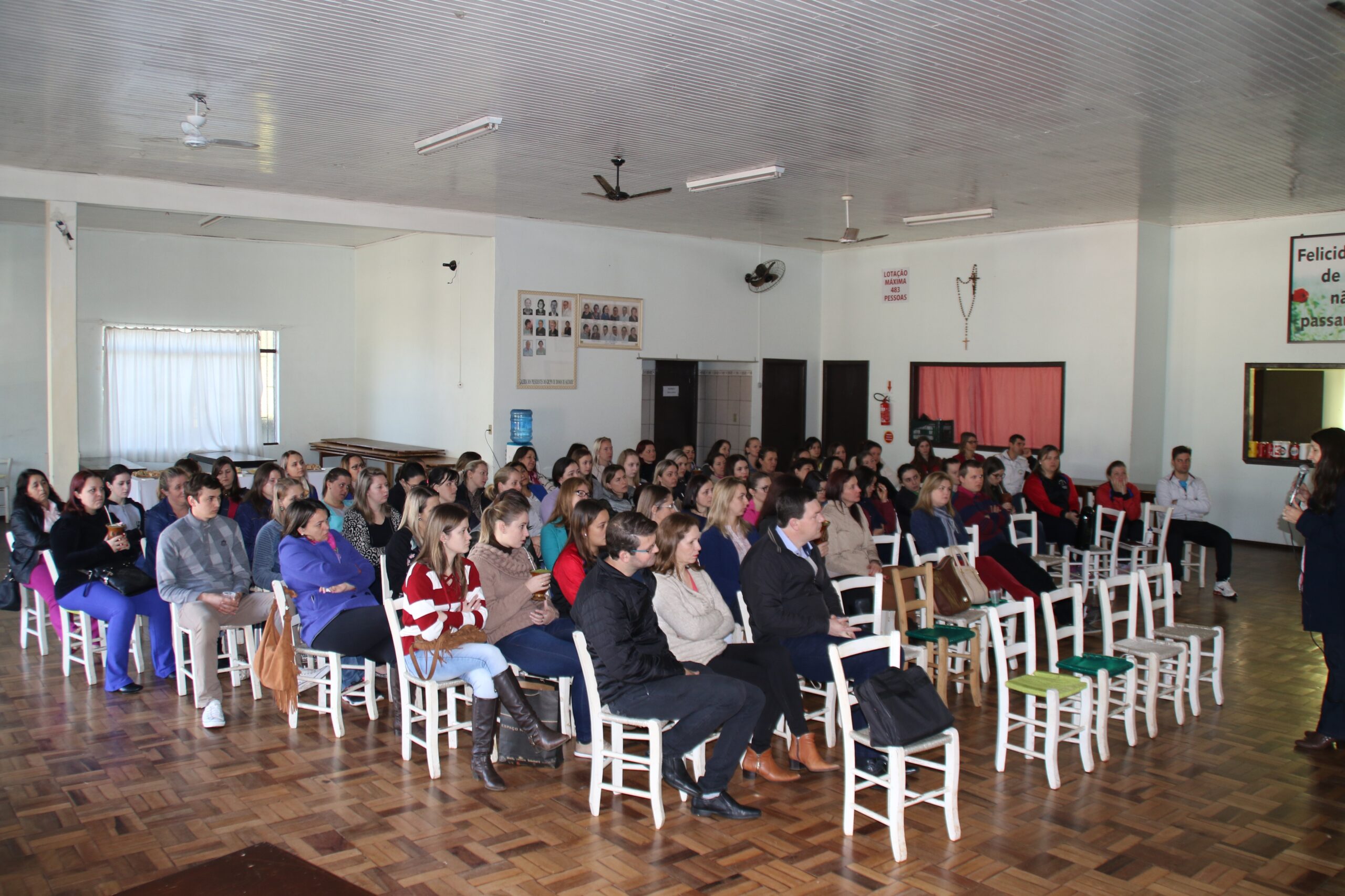Professores e agentes educativos da rede municipal de ensino compareceram à capacitação, ministrada pela professora Solange, da UFFS