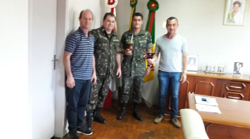 Representantes do 14º Regimento de Cavalaria Mecanizado de São Miguel do Oeste estiveram visitando o município de Saudades