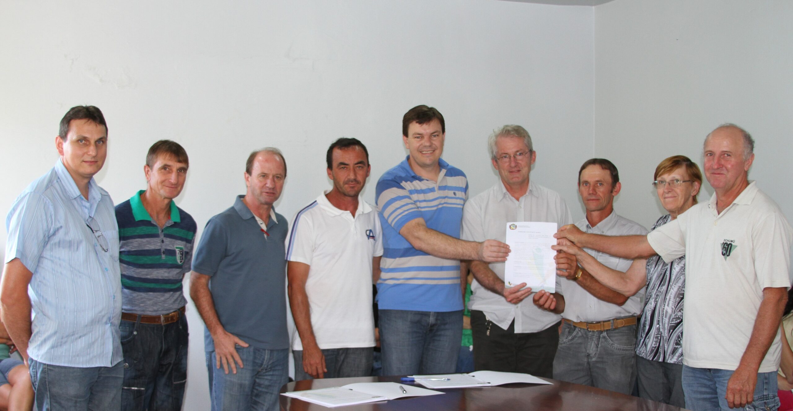 Representantes da administração municipal e conselheiros do OP entregam convênio a representantes da Linha Araçazinho