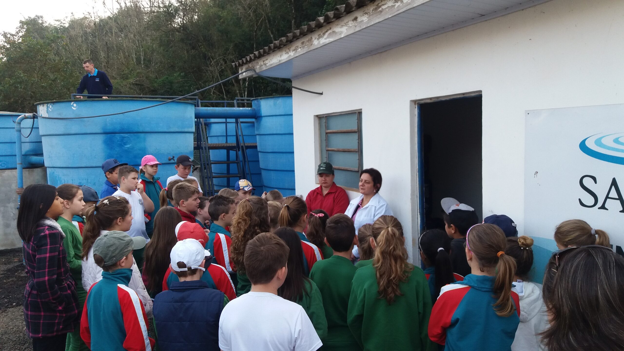 Química Cláudia explicou aos alunos o funcionamento da estação de tratamento de água do Samae