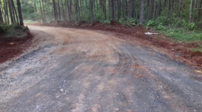 Trabalho de melhoria nas estradas da região norte do município vem sendo executado pelo DMER