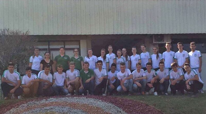 Alunos da CFR de Saudades visitaram unidade da Aurora em Pinhalzinho