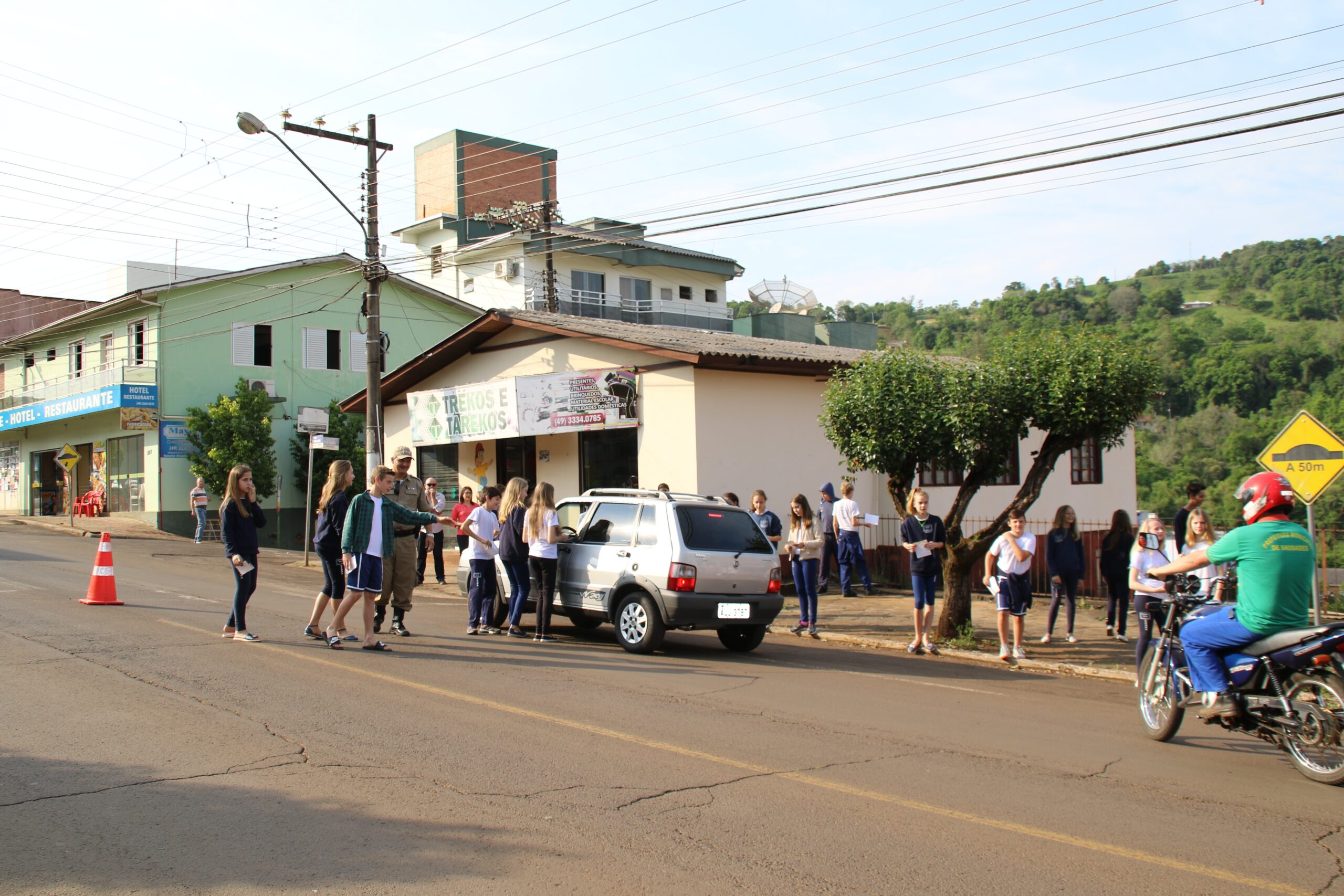 Alunos do 6º ano da EEB Rodrigues Alves, participantes do Proerd, participaram de panfletagem alusiva à Semana do Trânsito