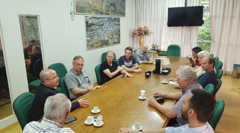 Secretário de Administração de Saudades, Rogério Sehnem, participou da reunião em Pinhalzinho, para instalação do CIRETRAM naquela cidade