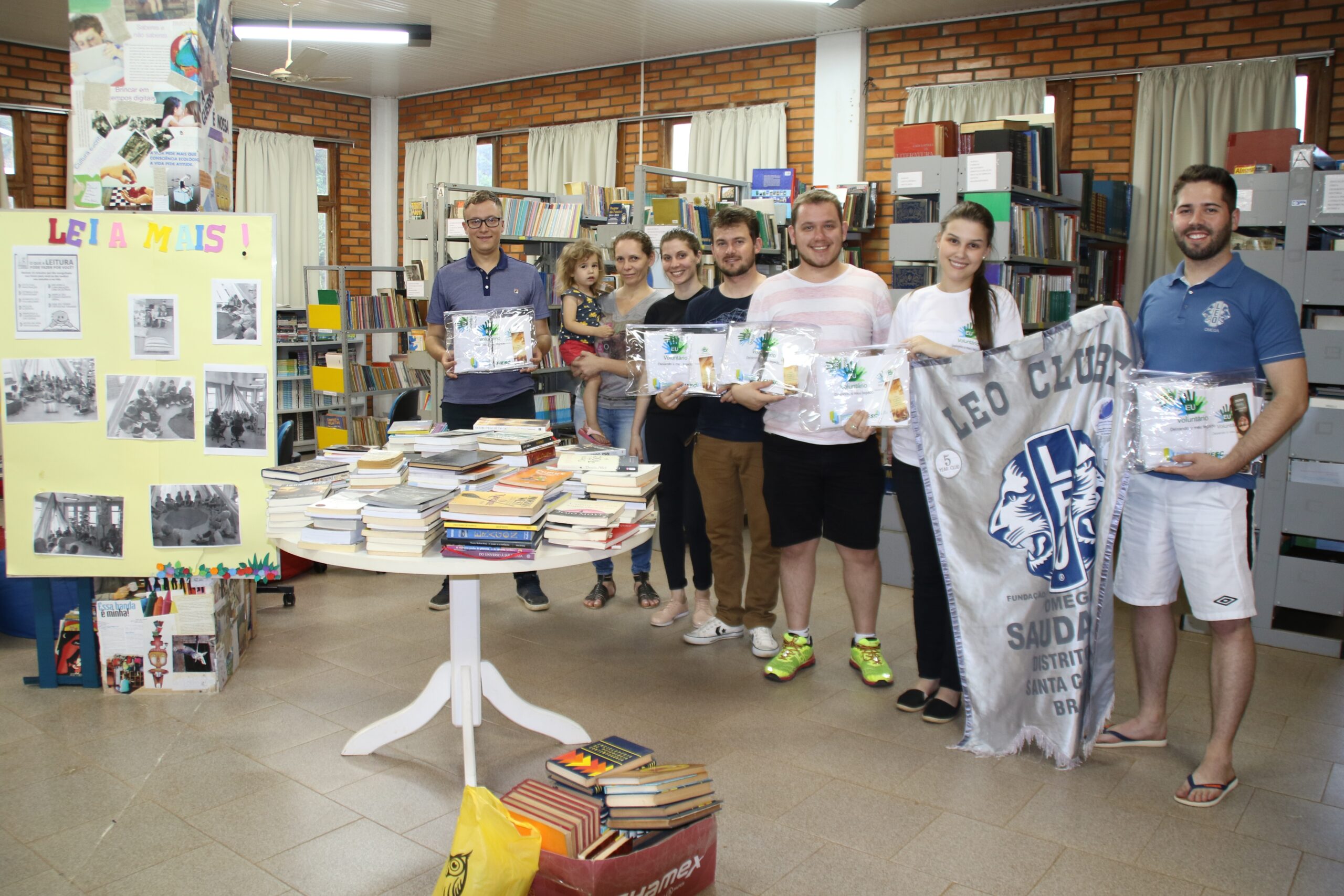 Integrantes do LEO Ômega fizeram a entrega de mais de 200 livros à Biblioteca Municipal de Saudades