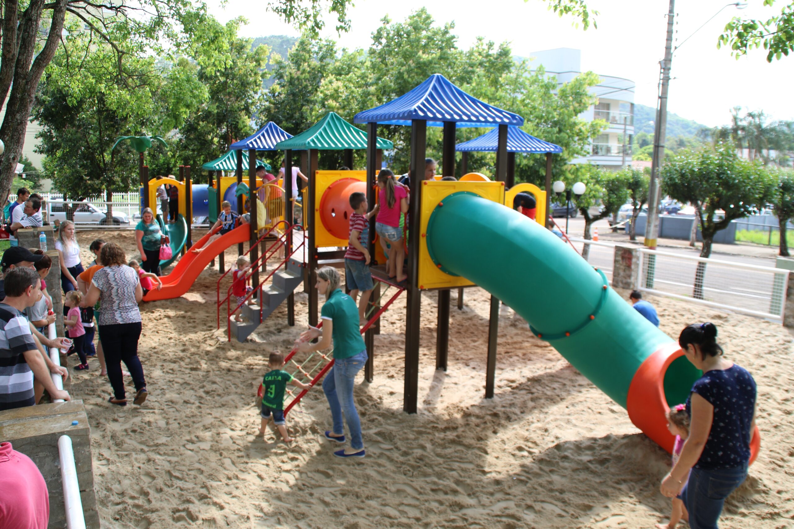 Crianças se divertiram no novo parque instalado na Praça Central