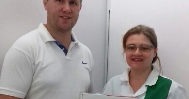 Auxiliar Marcos e enfermeira Fabiane executaram a instalação do aparelho de eletrocardiograma na UBS do Bairro Lage de Pedra