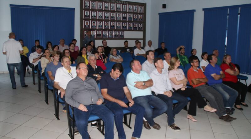 Público lotou as dependências da Câmara de Vereadores para assistir à explanação sobre a campanha desenvolvida pelo Rotary