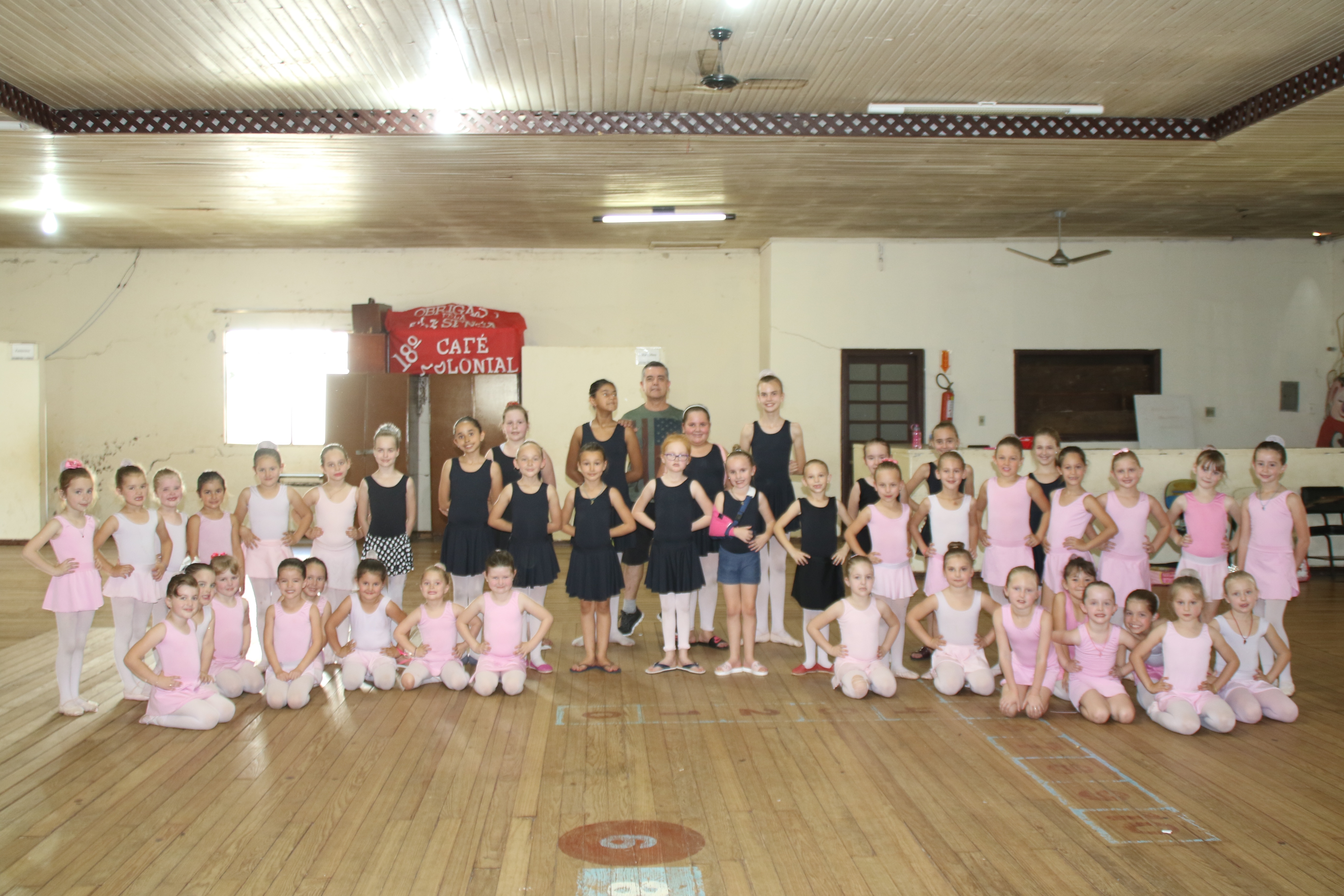 Grande número de crianças da comunidade participam das aulas de ballet