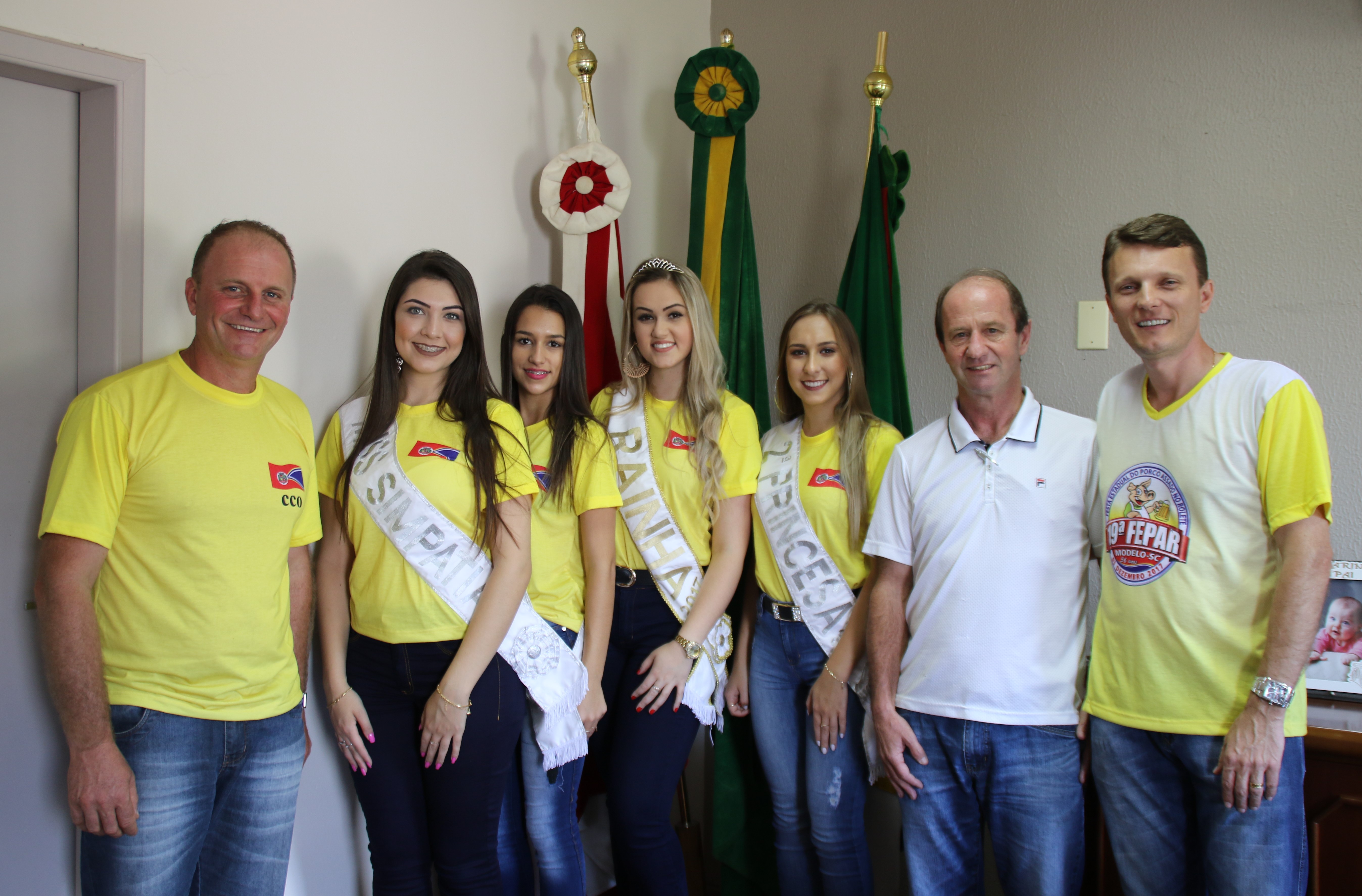 Prefeito, vice e soberanas de Modelo foram recepcionadas na prefeitura de Saudades pelo Secretário Rogério Sehnem