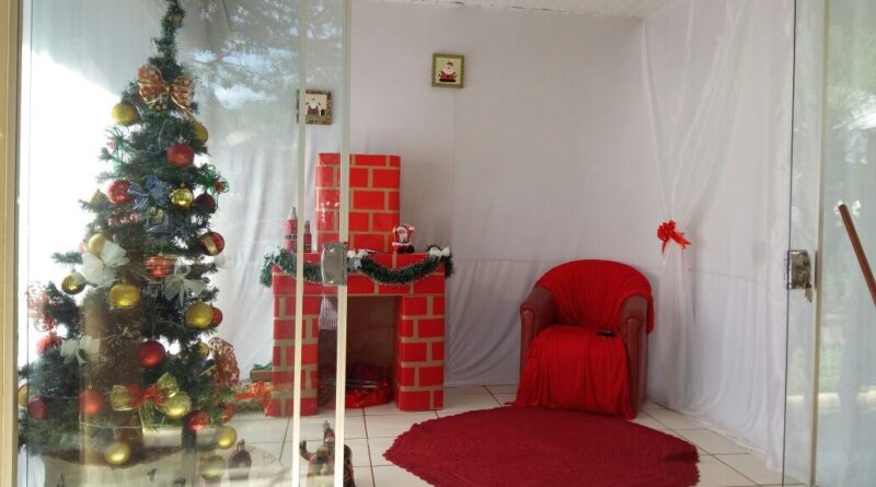 Casinha do Papai Noel já está decorada para receber o bom velhinho neste domingo, em Saudades