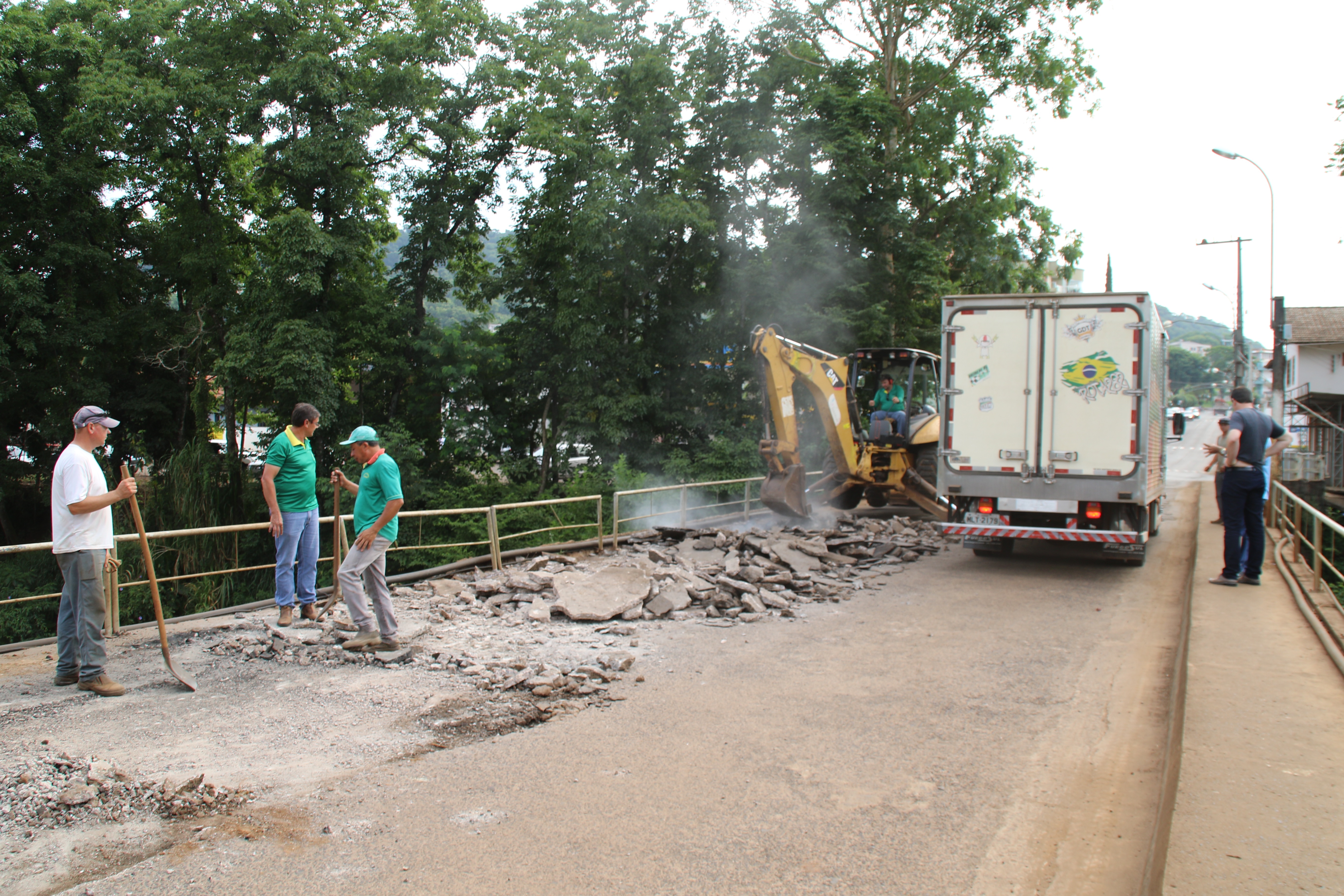 Secretaria de Infraestrutura faz a remoção de camada sobre a ponte Colombo Machado Sales, para posterior recuperação com asfalto