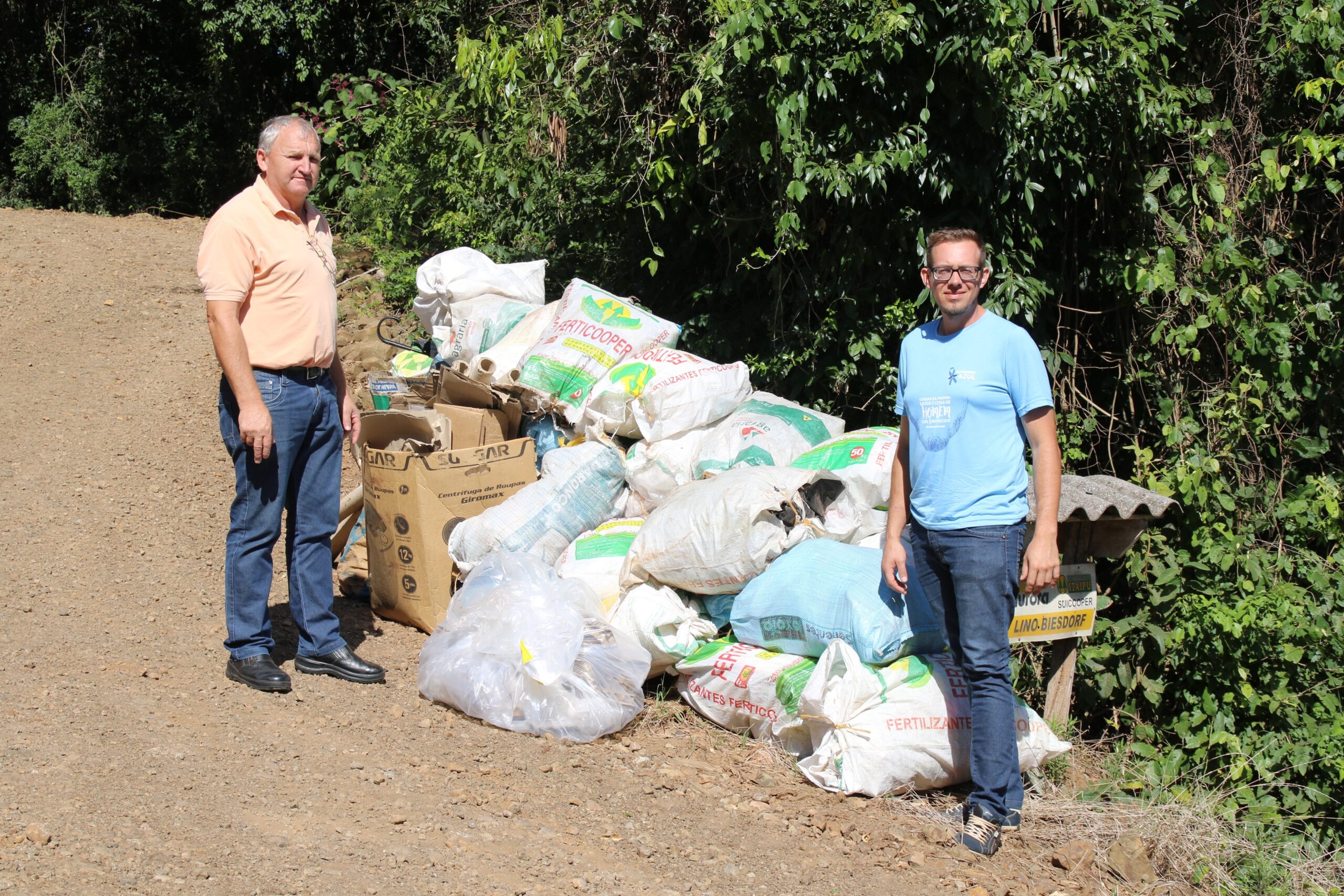 Secretário João Brancher e técnico Mauro Sehn acompanham último dia da recolha dos materiais no interior