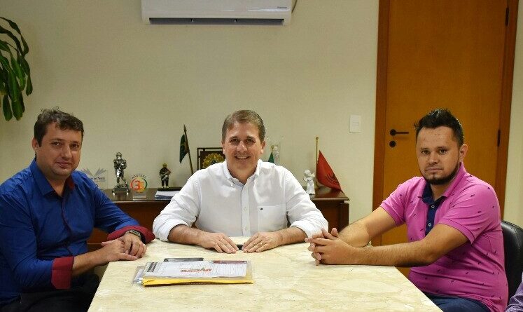 Vereador e assessor legislativo Gelson Fernandes dos Santos em visita ao gabinete do Deputado Altair Silva