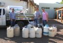 Produtor rural de município, Vanderson Wickert, realiza abastecimento com nitrogênio do seu botijão de inseminação