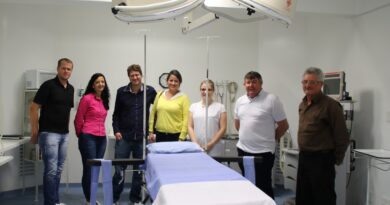Equipes do Hospital, da Secretaria da Saúde e do médico Marco Alécio em visita ao centro cirúrgico, ainda no ano de 2017