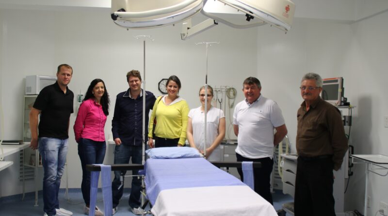 Equipes do Hospital, da Secretaria da Saúde e do médico Marco Alécio em visita ao centro cirúrgico, ainda no ano de 2017