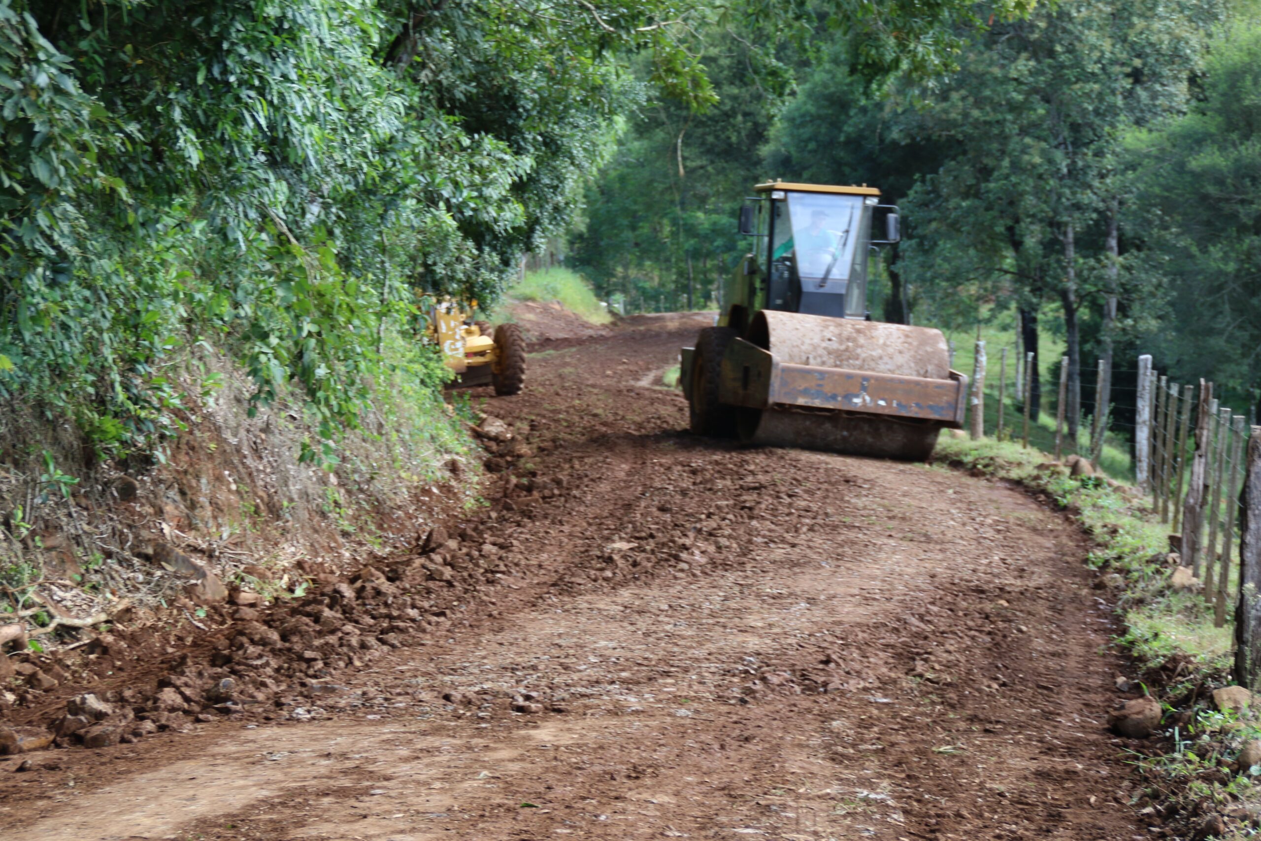 Recuperação das estradas, nesta semana, aconteceu, principalmente, na região de Linha São Carlos indo em sentido à Linha Tigres