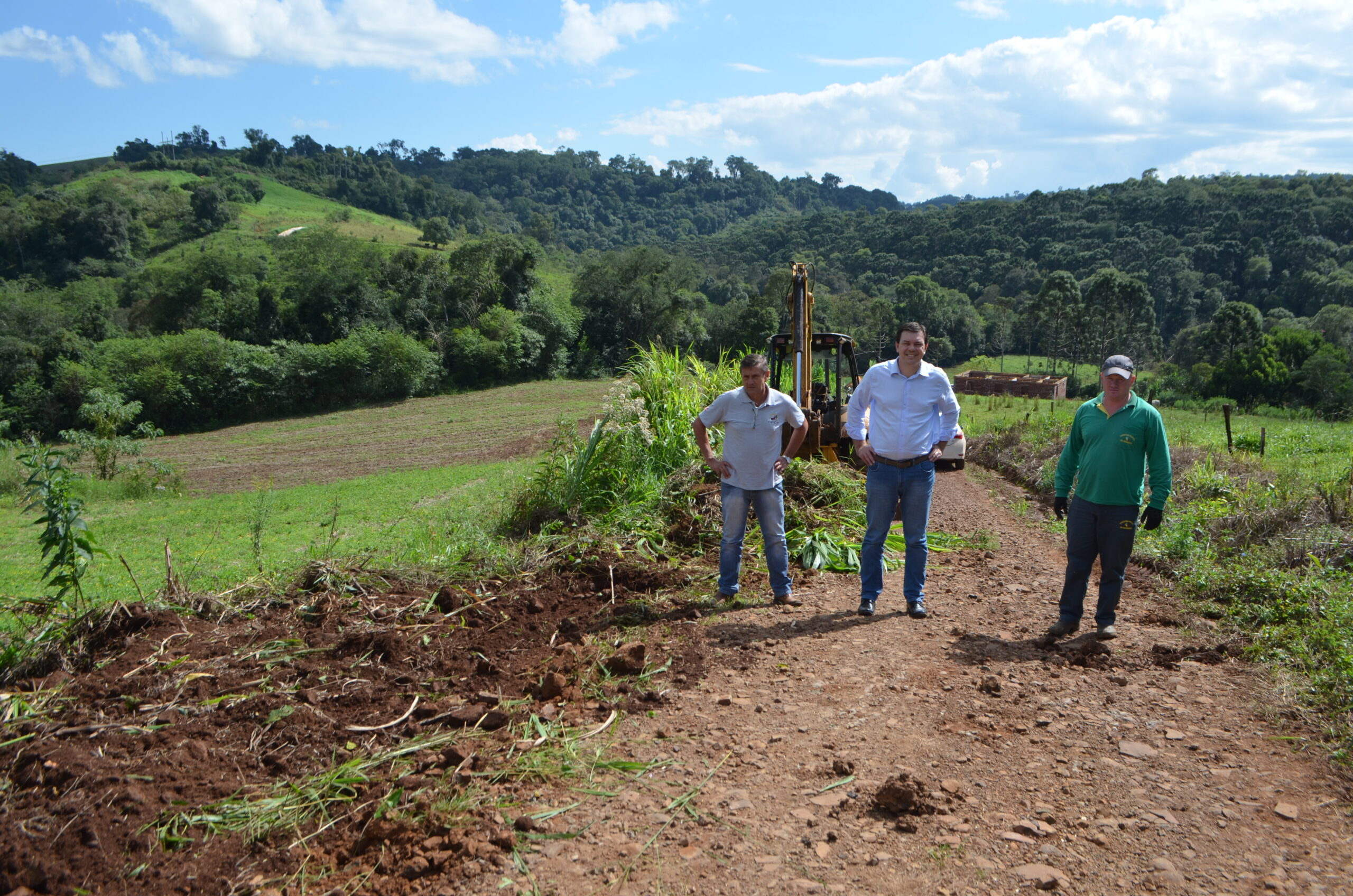 Secretário Flávio e prefeito Daniel Kothe acompanham limpeza de sarjetas e barrancos de estradas na Linha Santa Catarina
