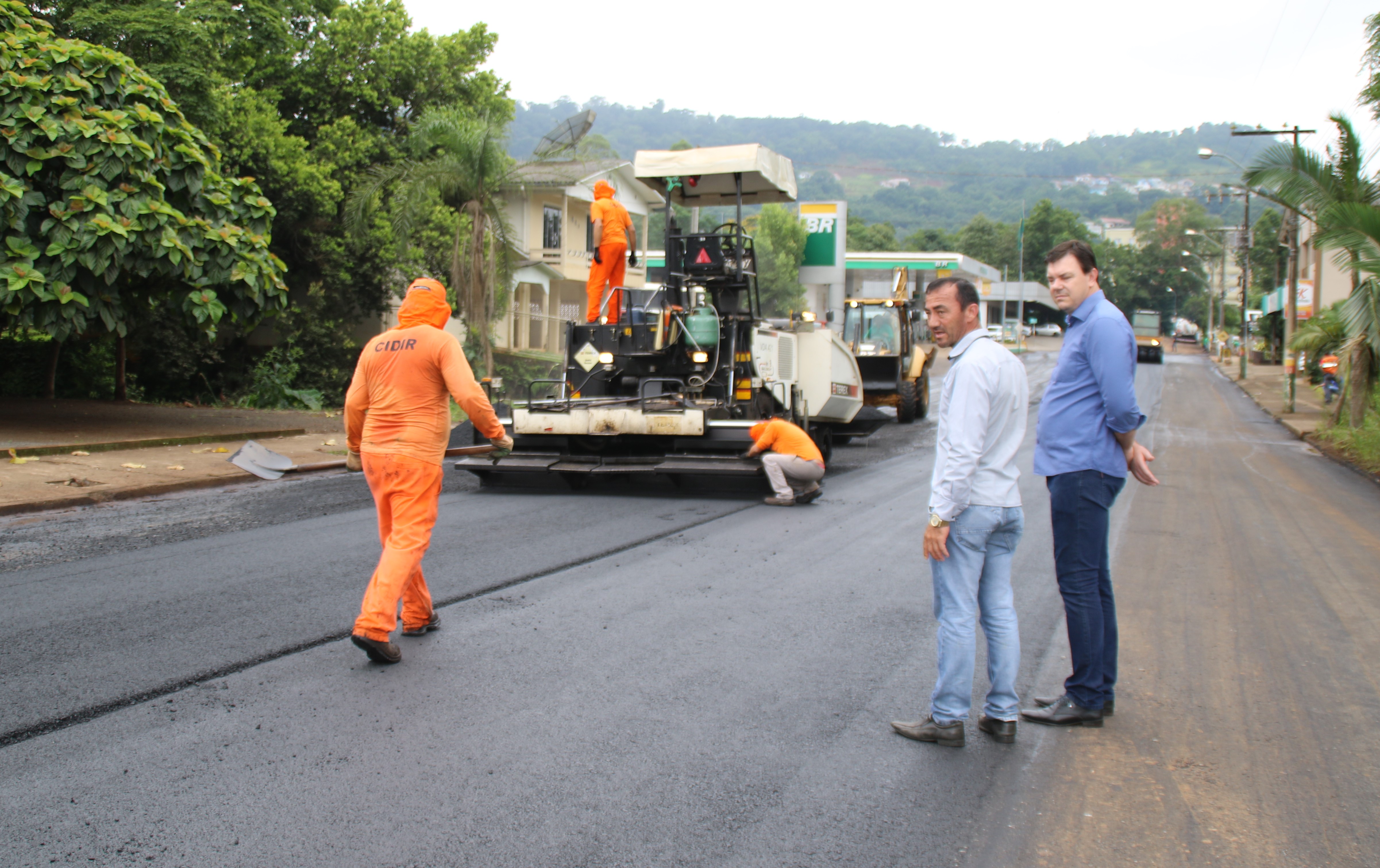 Revitalização da Avenida Brasil teve início em 2017; recapeamento asfáltico deverá ser concluído nesta semana