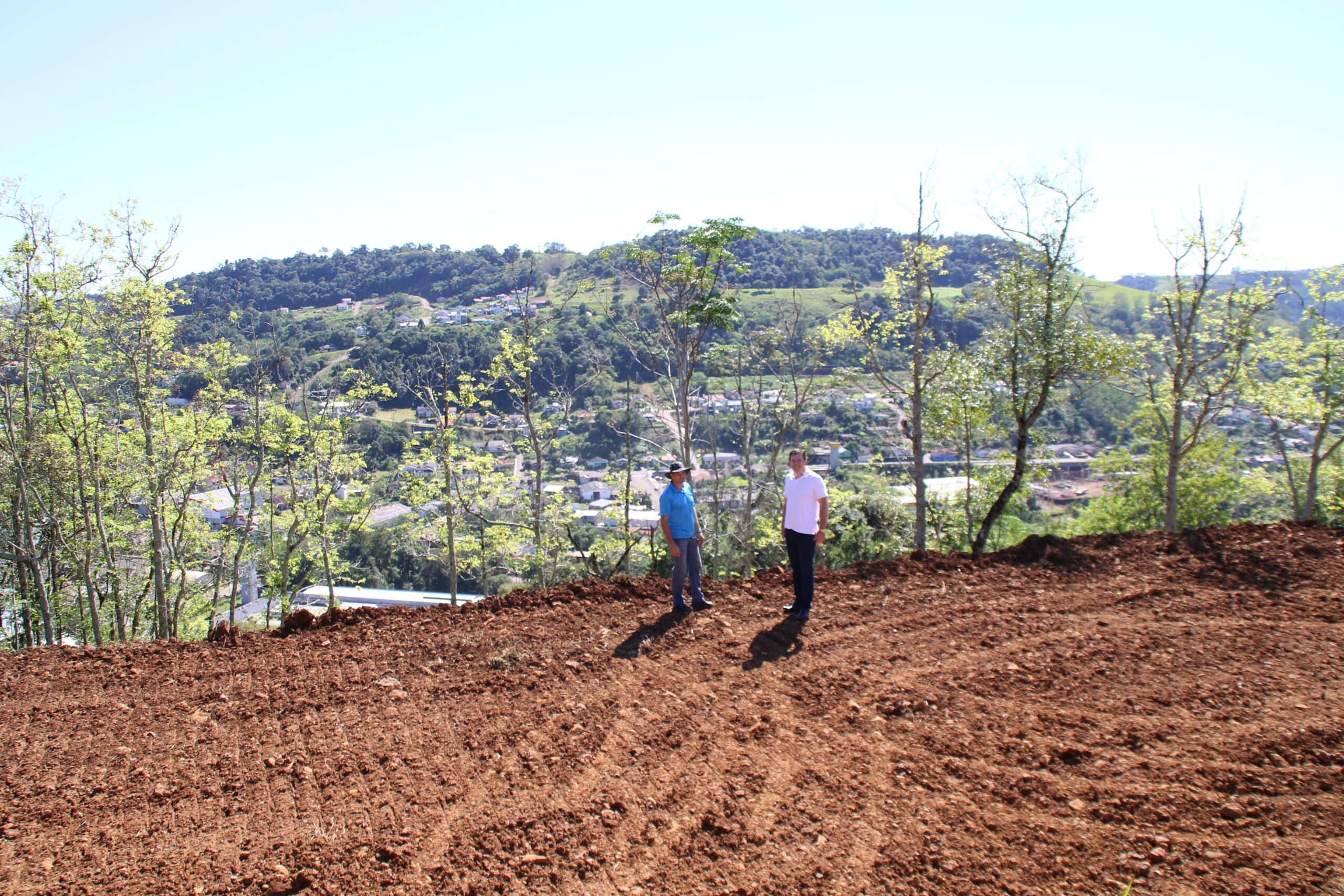 Diretor do Samae Gerson Fröhlich e prefeito Daniel Kothe vistoriam a terraplenagem onde serão instaladas as caixas d’água, na Linha Saudades