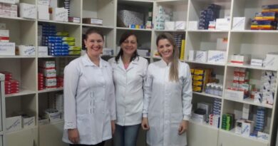 Profissionais que atuam na farmácia da Unidade Básica de Saúde diariamente orientam pacientes sobre o uso correto dos medicamentos