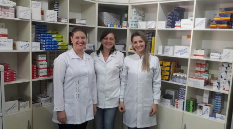 Profissionais que atuam na farmácia da Unidade Básica de Saúde diariamente orientam pacientes sobre o uso correto dos medicamentos