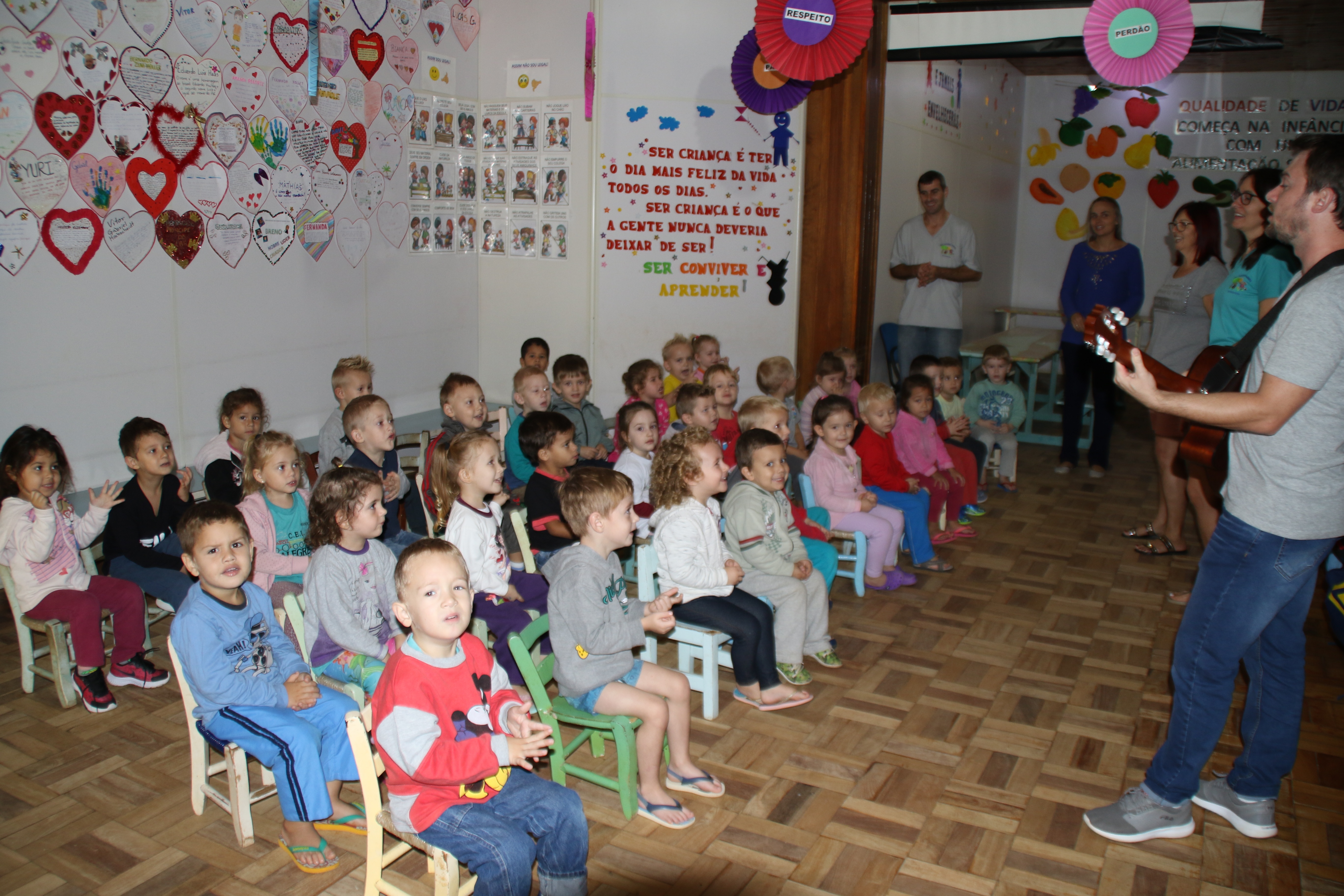 Crianças do CEI Cantinho Alegre, durante aulas do Projeto Aprendendo com Música
