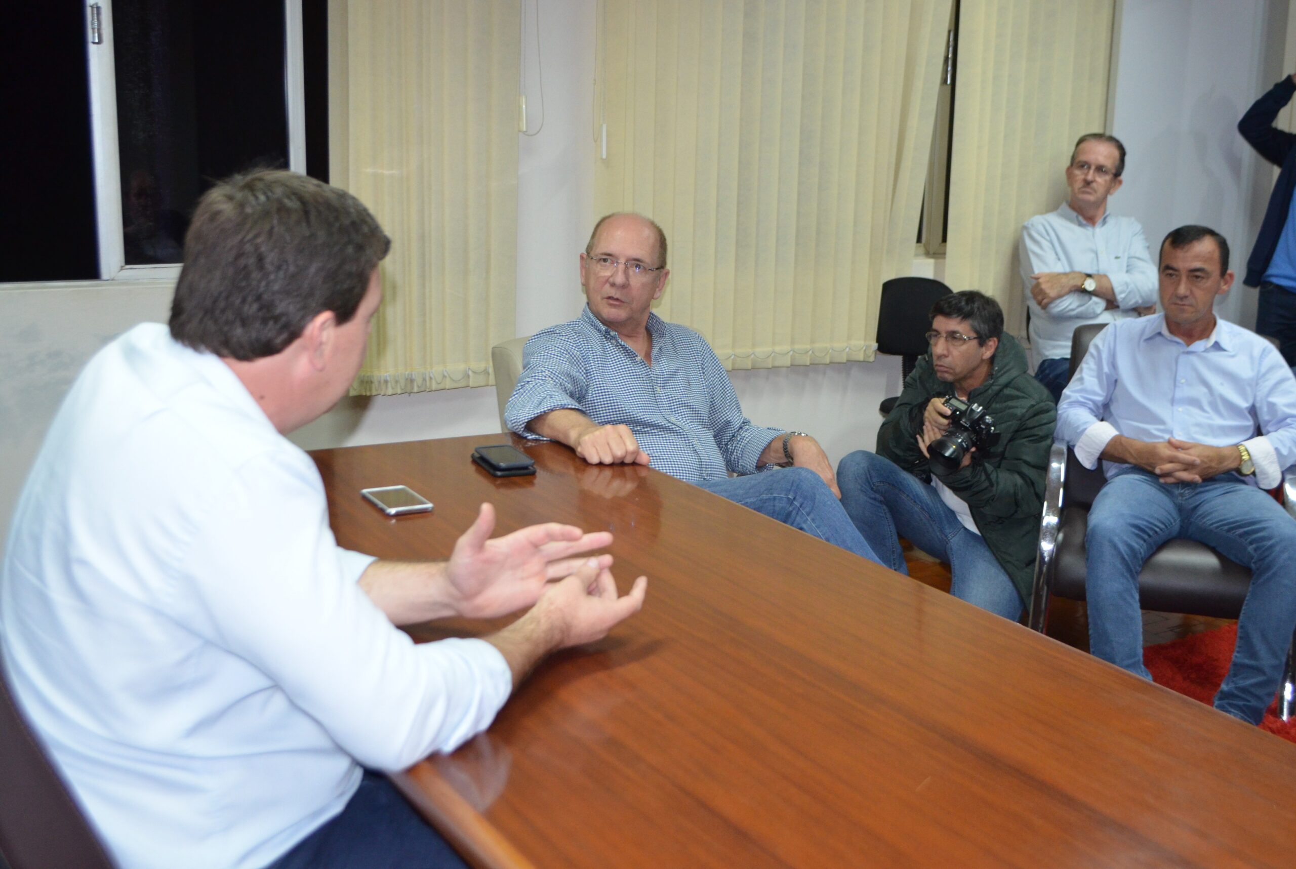 Senador Paulo Bauer esteve visitando a administração municipal, sendo recebido pelo prefeito Daniel Kothe, vice-prefeito Sadan e outras autoridades e lideranças saudadenses