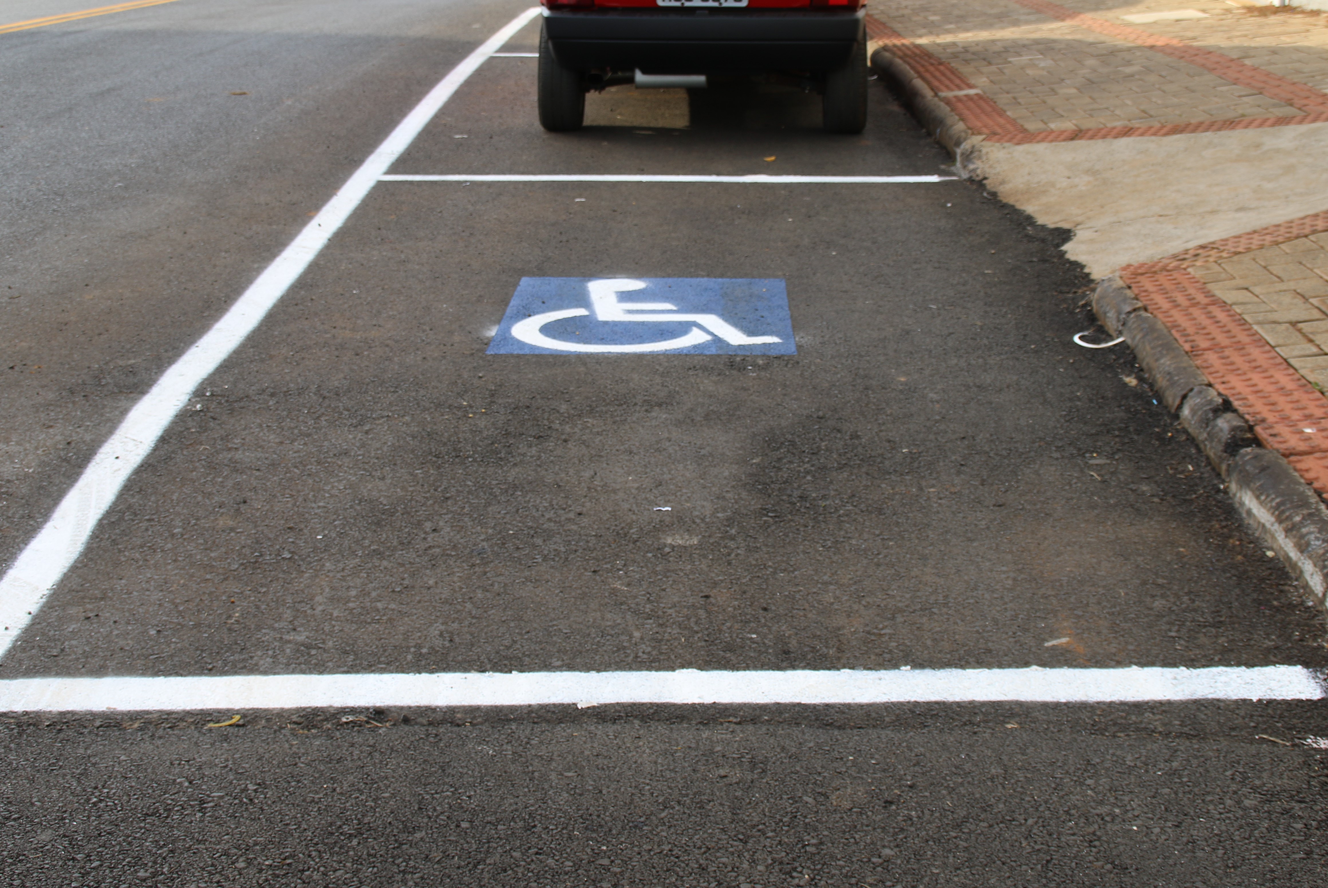 Vagas para idosos e portadores de deficiência foram delimitadas nos espaços de estacionamento