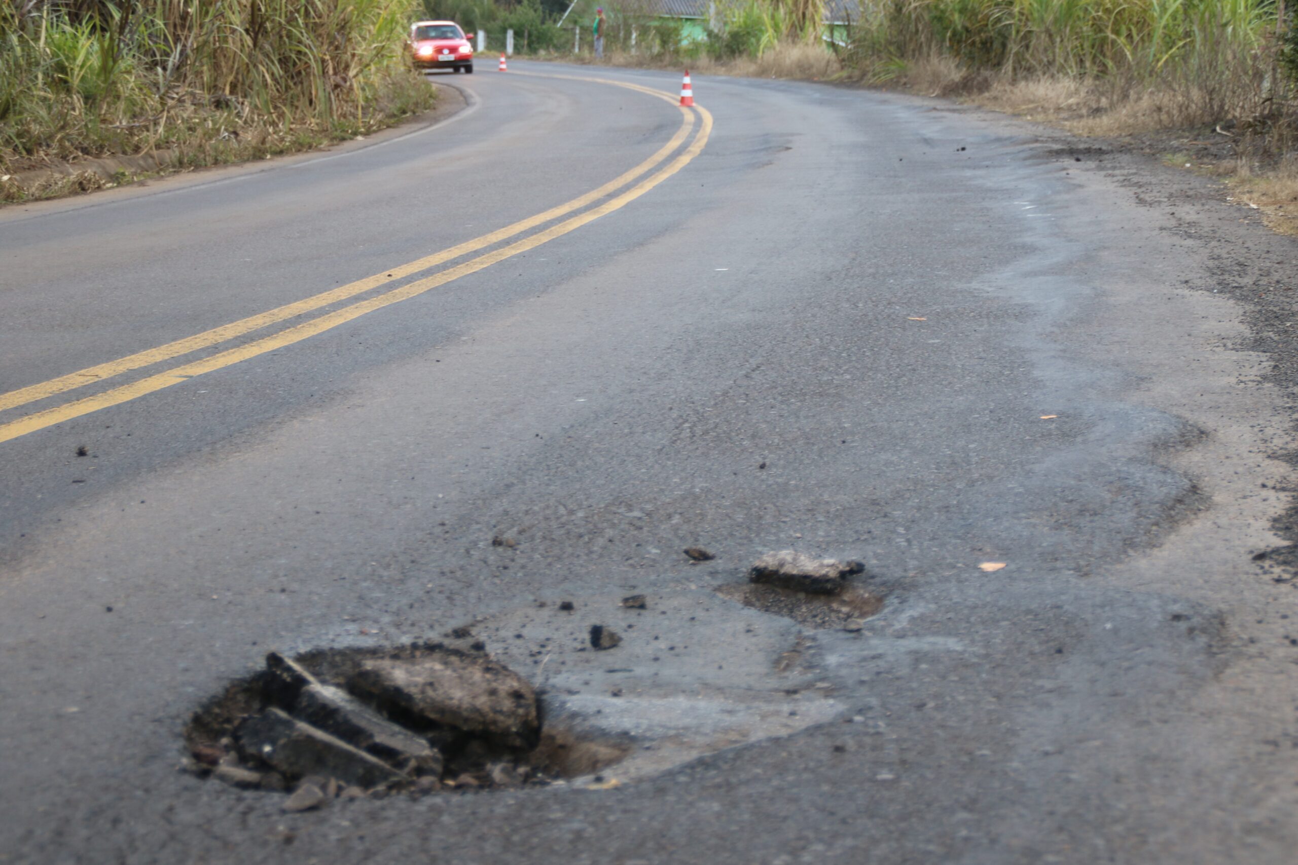 Asfalto está se deteriorando, principalmente entre Saudades e Cunhataí, gerando buracos e saliências