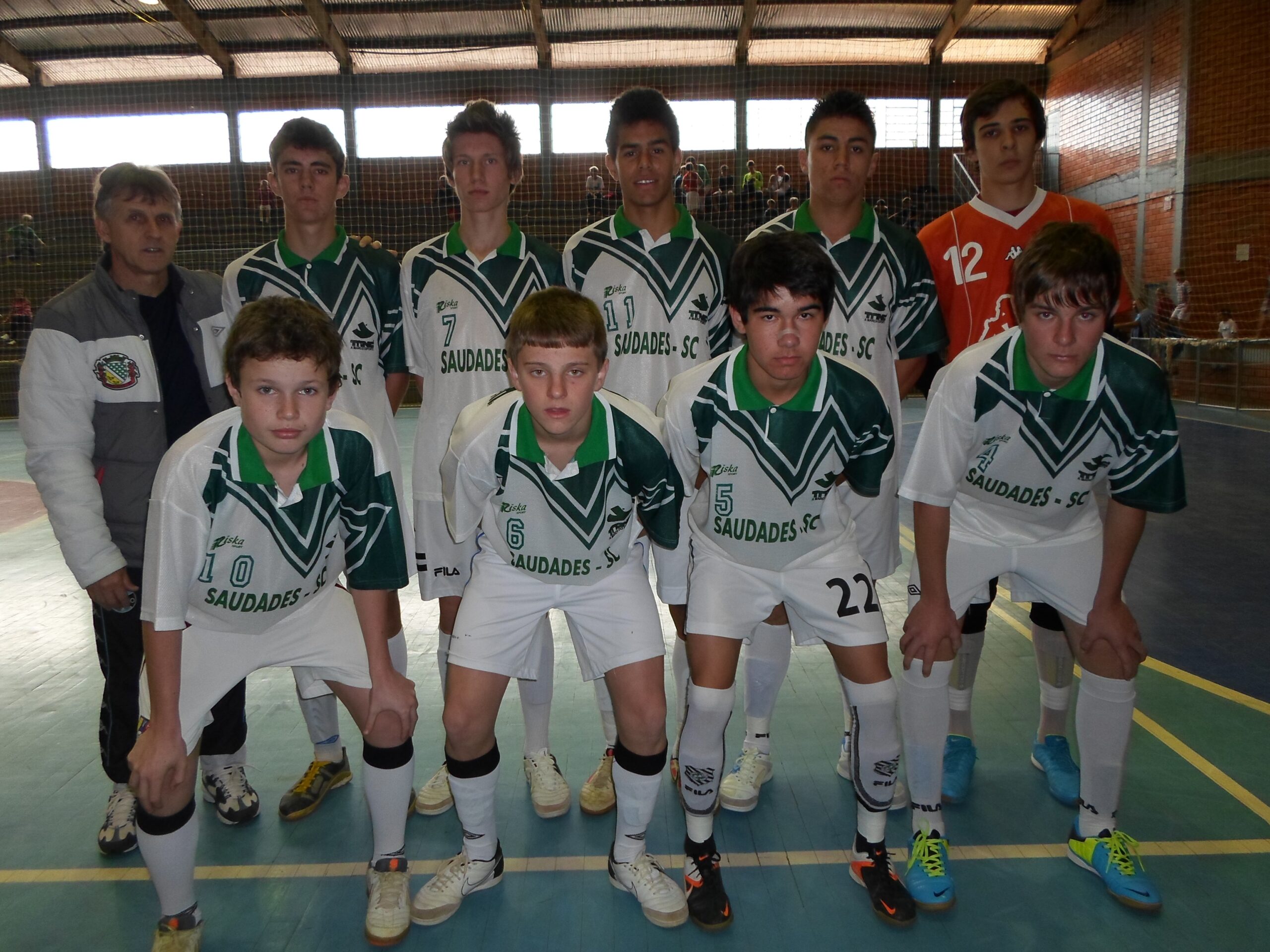 Equipe Sub-16 da categoria de base do futsal saudadense