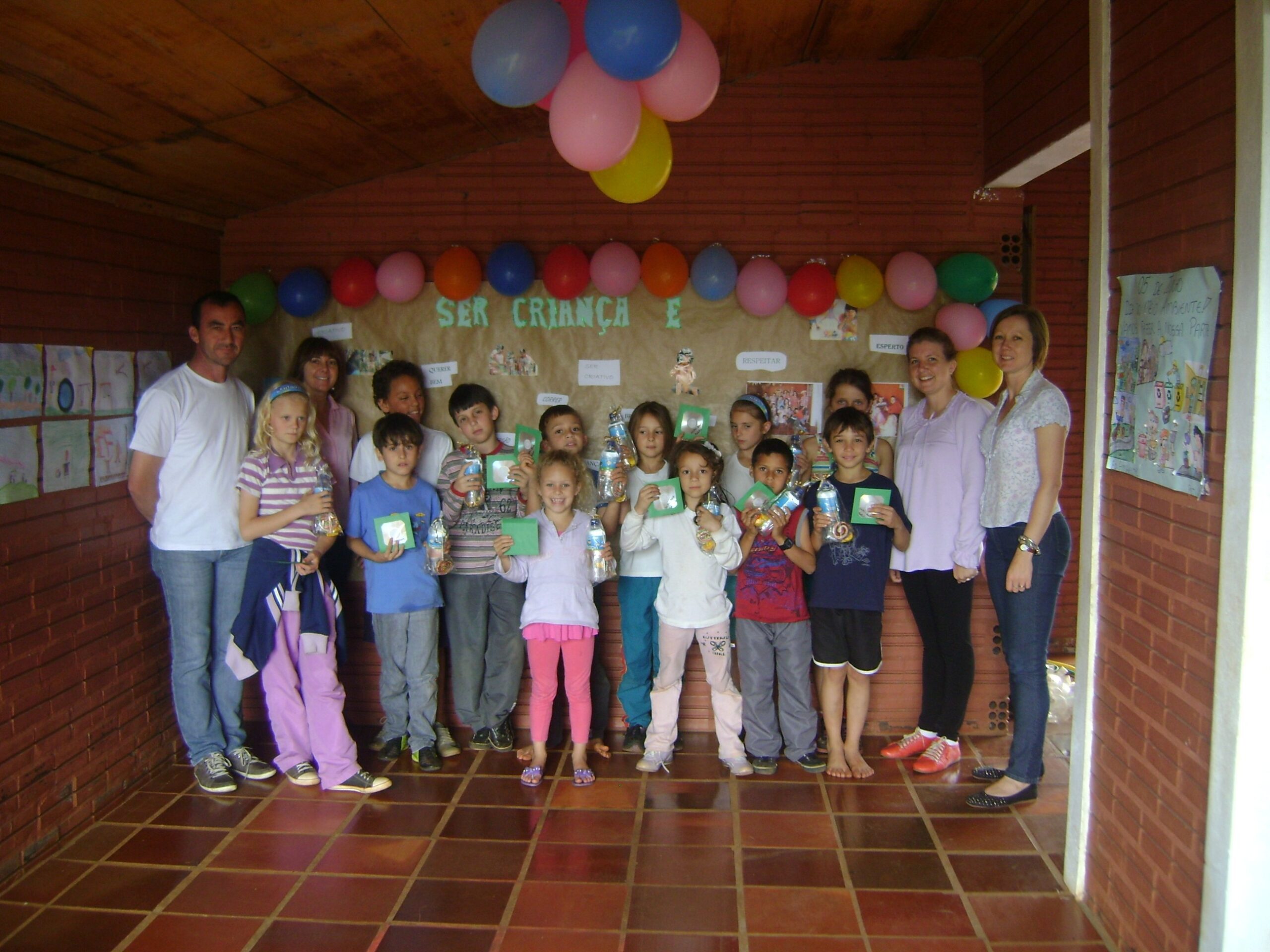 Crianças do SCFV, junto com vice-prefeito Osmar Prestes e representantes da Secretaria de Assistência Social do município