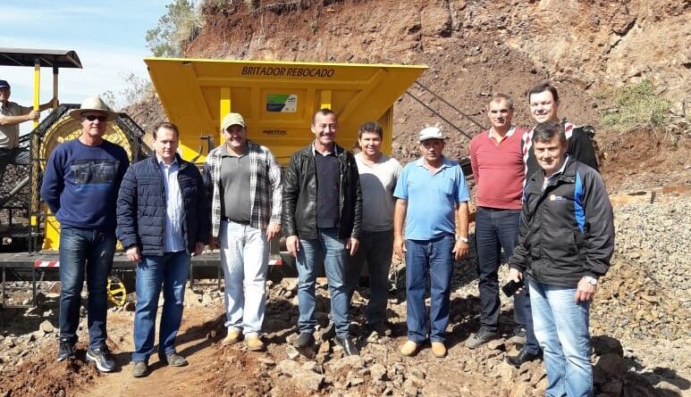 Saudadenses realizaram visita técnica à cidade paranaense de Verê, onde conheceram funcionamento do britador móvel instalado naquele município