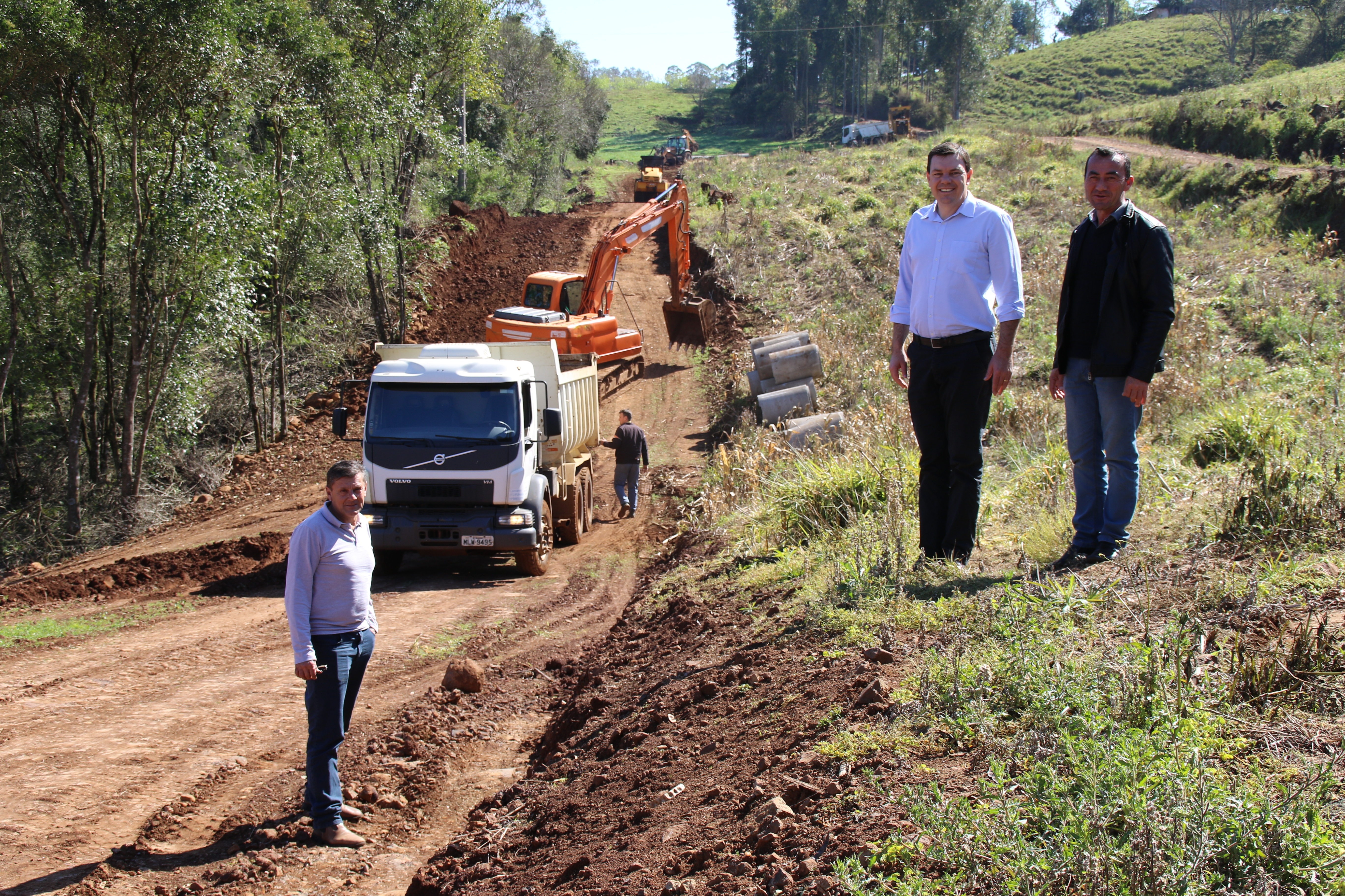 Secretário Flávio, prefeito Daniel Kothe e vice-prefeito Osmar Prestes (Sadan) acompanham trabalho de melhoria de estradas na Linha Araçá
