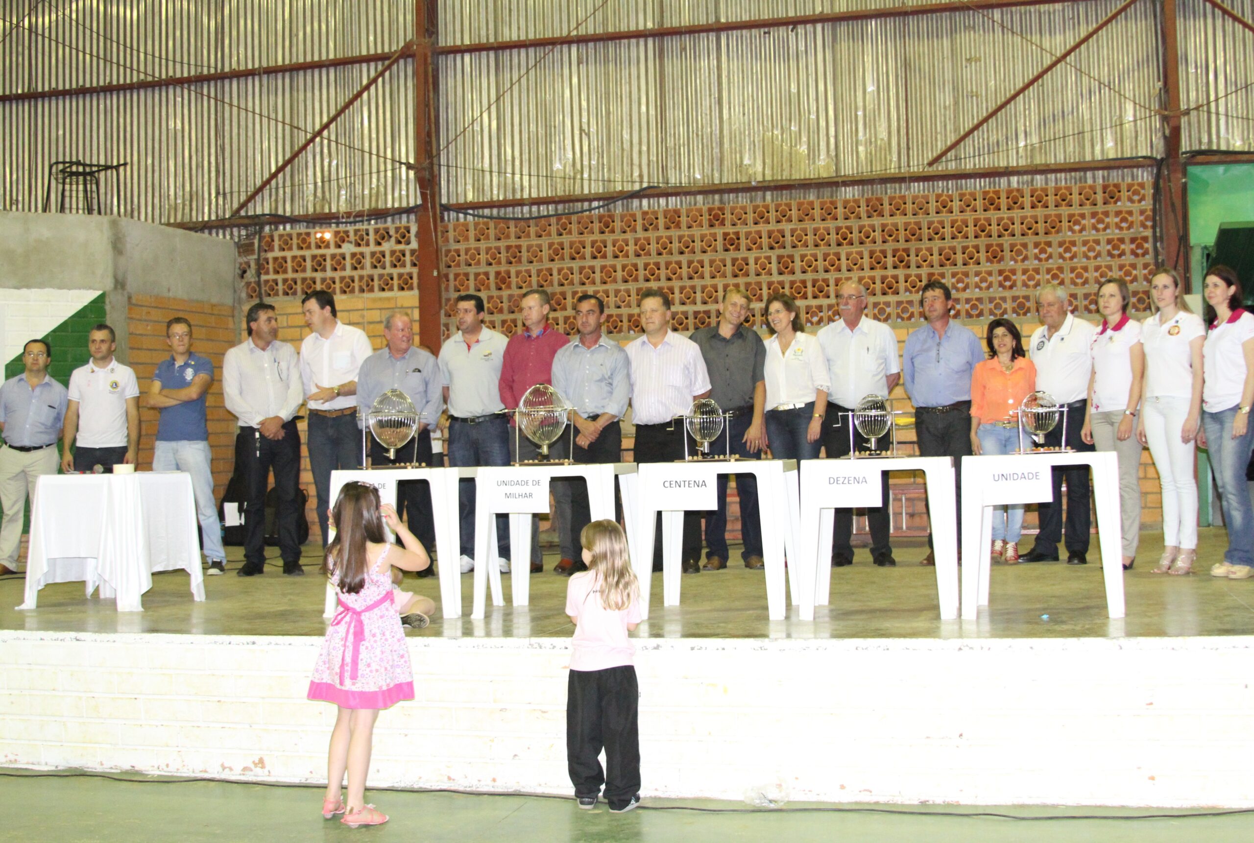 Autoridades municipais, regionais e estaduais presentes no jantar beneficente à Apae de Pinhalzinho, realizado no Vale da Hospitalidade