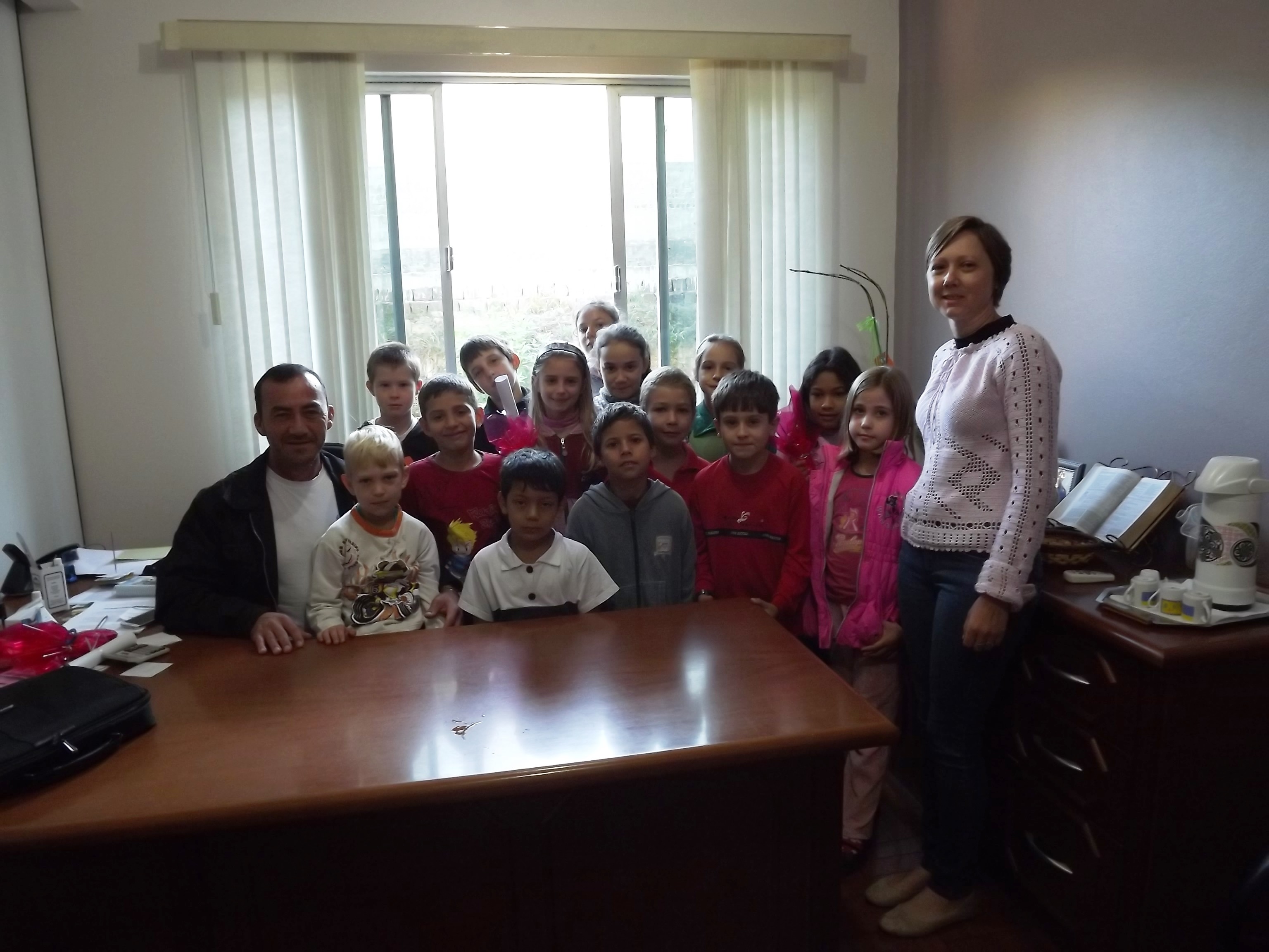 Alunos do SCFV estiveram visitando a prefeitura de Saudades, onde foram recebidos pelo vice-prefeito Sadan