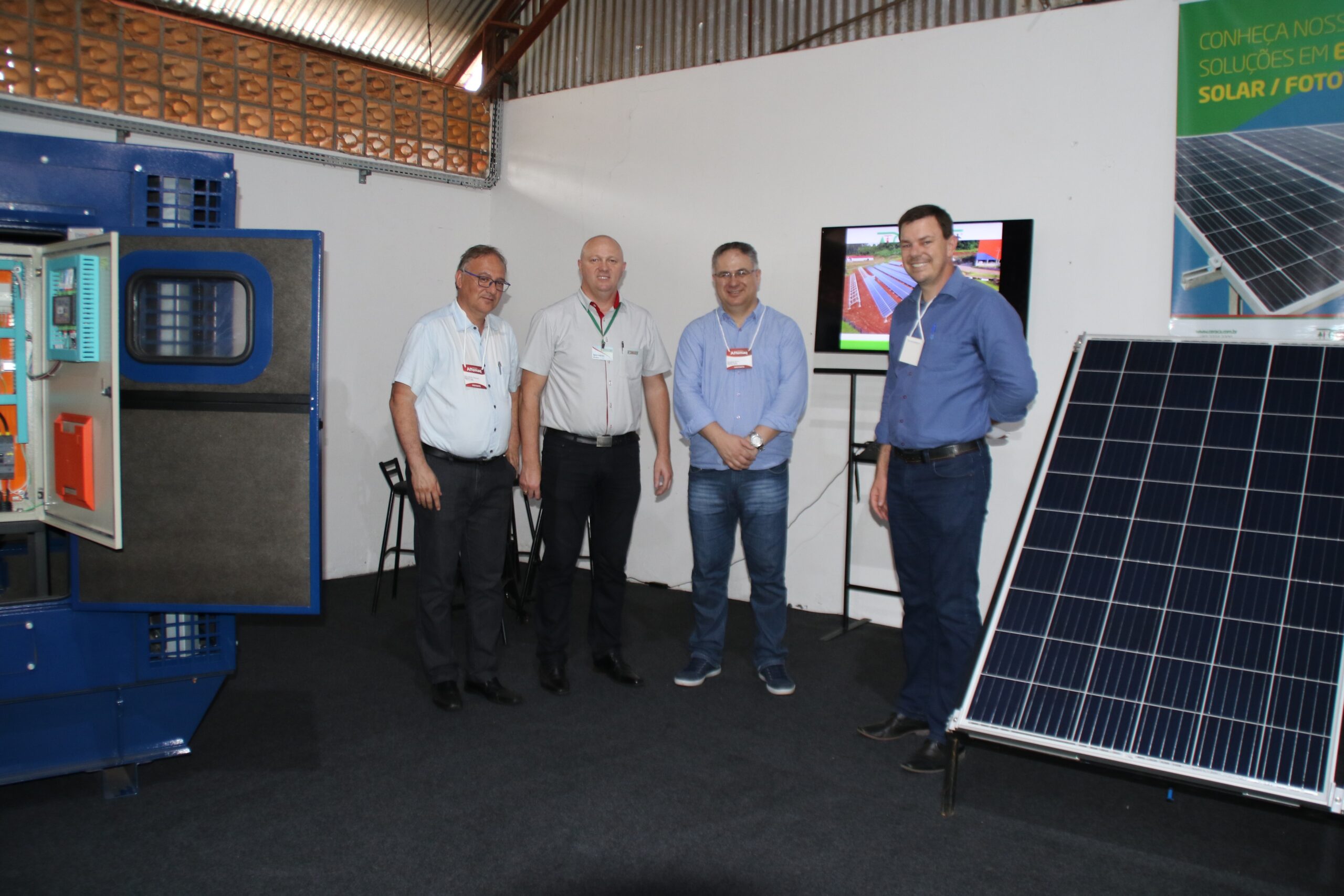 Prefeitos de Pinhalzinho e Saudades, Mario Afonso Woitexem (Cena) e Daniel Kothe, em visita ao stand da Ceraçá, que esteve expondo geradores e placas de energia fotovoltaica