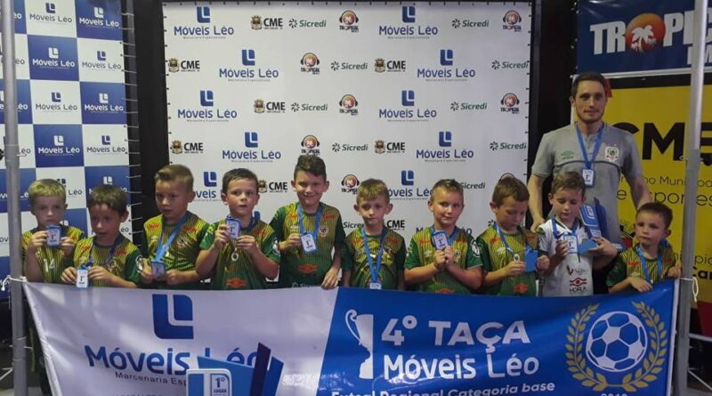 Equipe da categoria sub 7 foi a campeã na Copa Móveis Léo