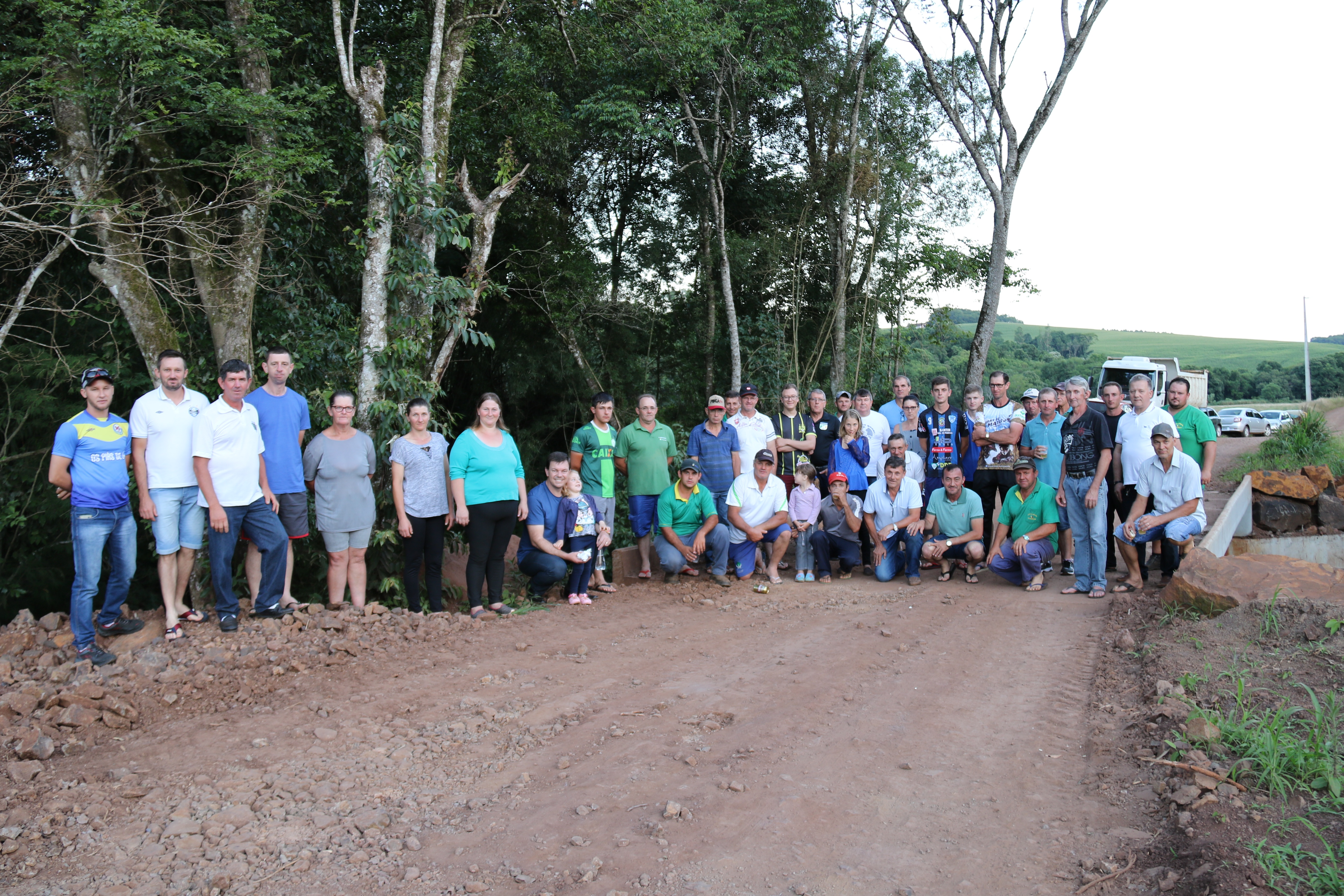 Comunidade local participou em peso da inauguração da ponte sobre o Rio Araçá