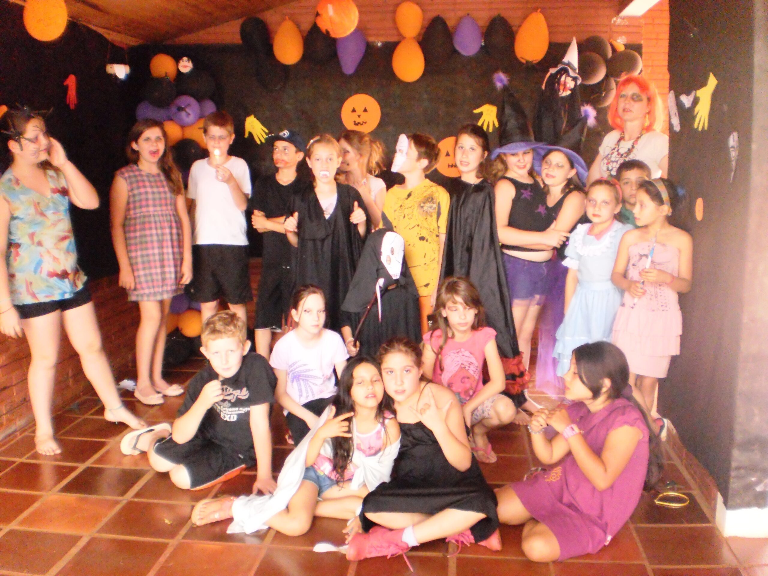 Crianças do SCFV fantasiadas para a festa de Halloween