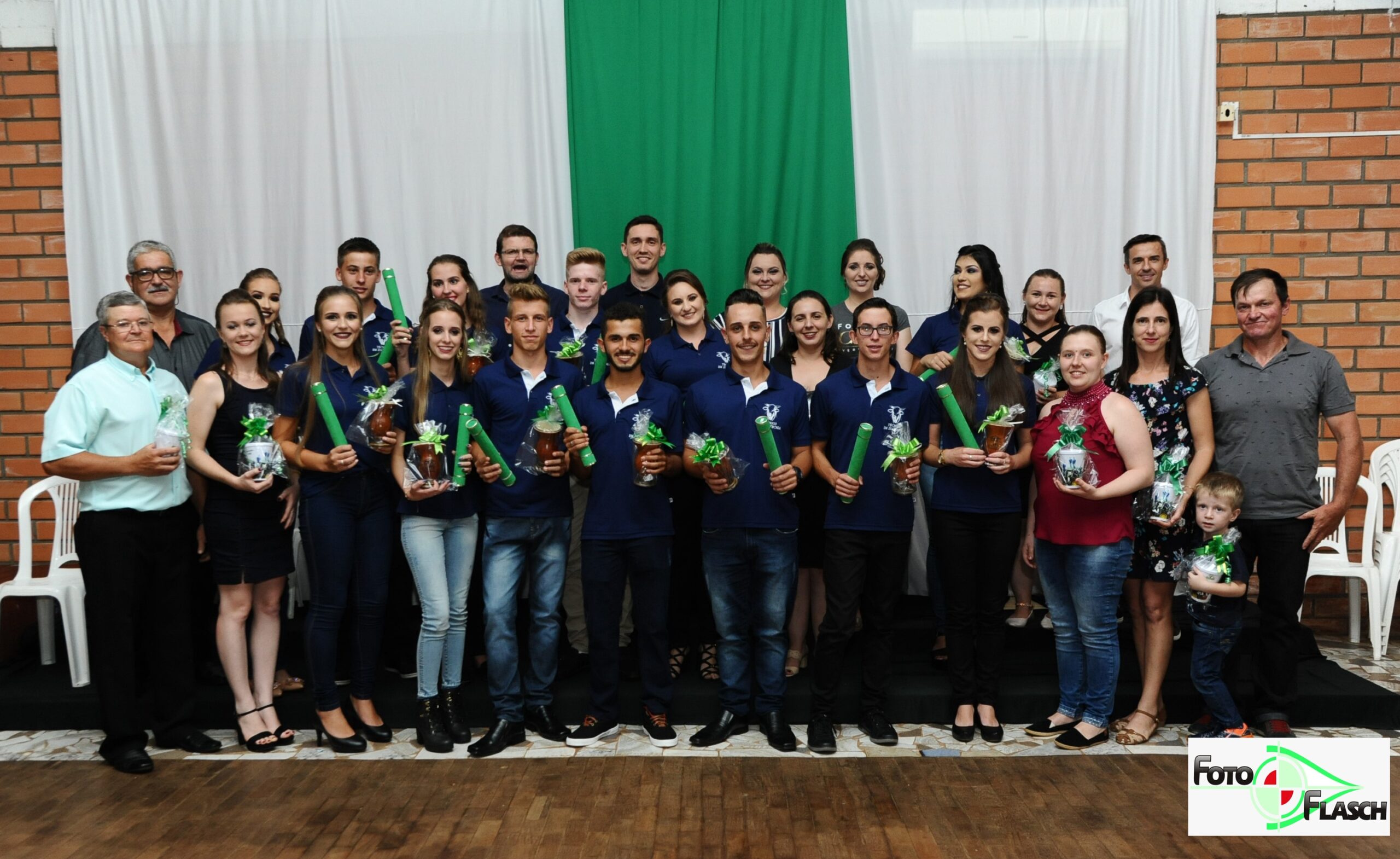 13 jovens receberam seus certificados do curso Técnico em Zootecnia