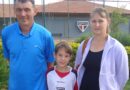 Dudu (c), junto com os pais Davi e Tania, no centro de treinamentos do São Paulo Futebol Clube