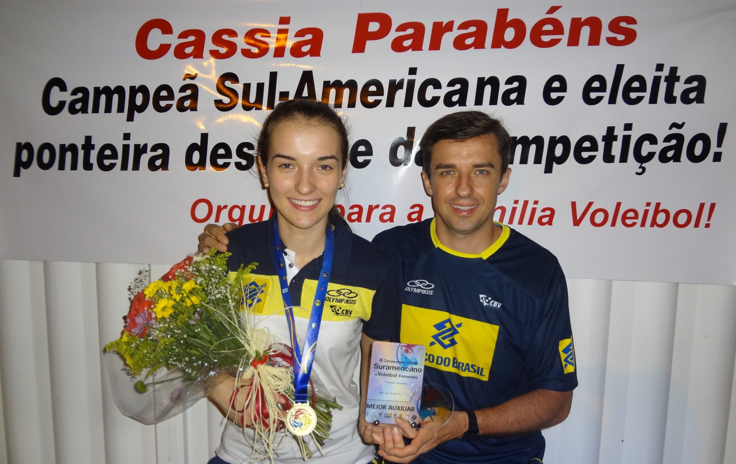 Atleta Cassia recebeu a medalha do título do Sul-Americano e o Troféu de Melhor Ponteira, junto com o professor técnico saudadense Marcio Rauber