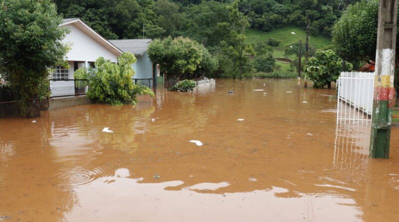Ruas e residências do bairro Morada do Sol foram inundadas.