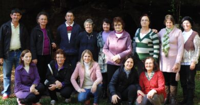Grupo de SCFV dos idosos em visita à Gruta da Sede Figueira, no município de Chapecó