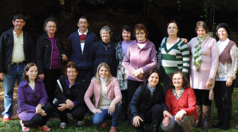 Grupo de SCFV dos idosos em visita à Gruta da Sede Figueira, no município de Chapecó