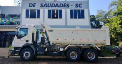 Entrega do novo caminhão caçamba será neste sábado, em frente à prefeitura de Saudades