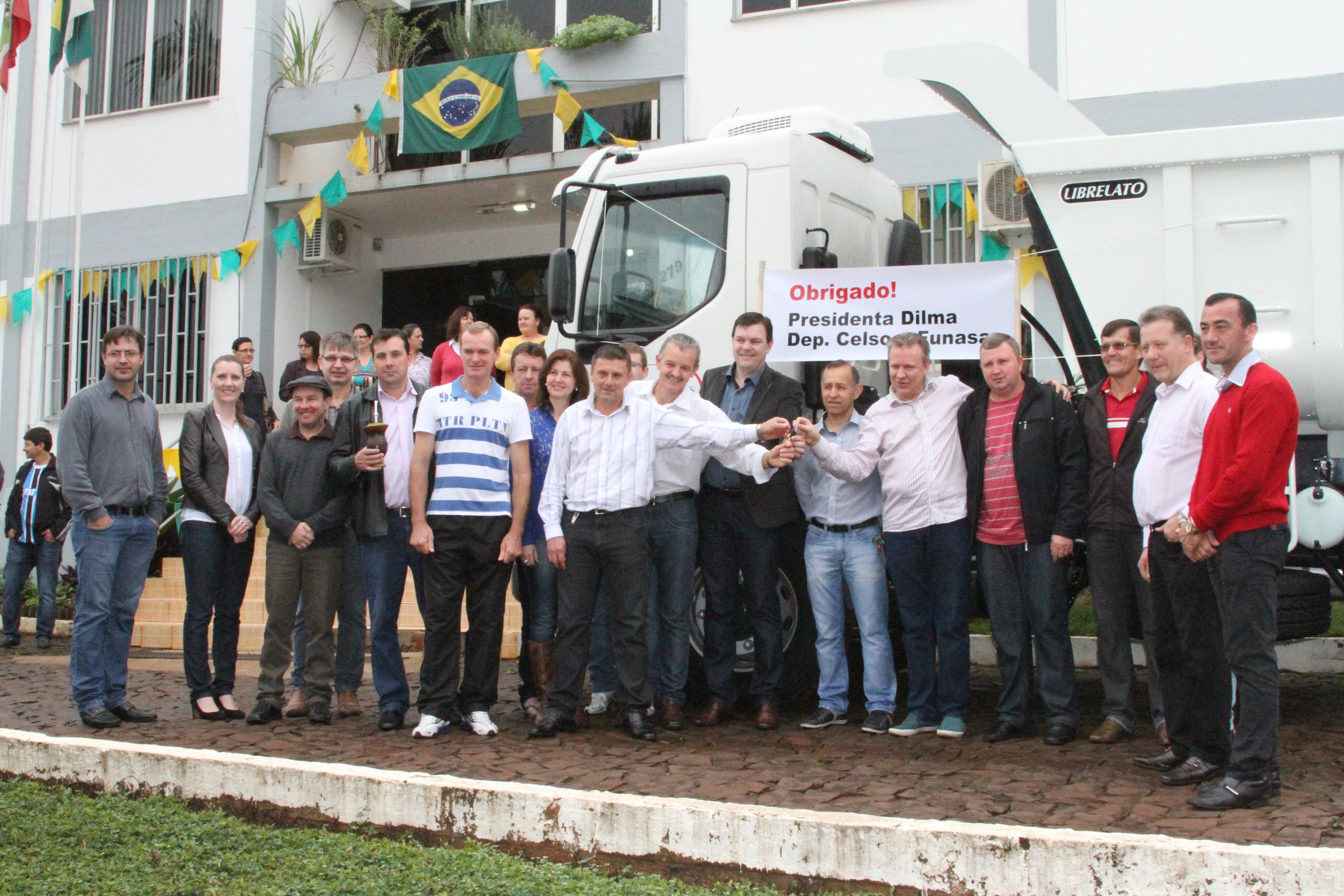 Autoridades e munícipes prestigiaram a entrega do novo caminhão caçamba ao município de Saudades