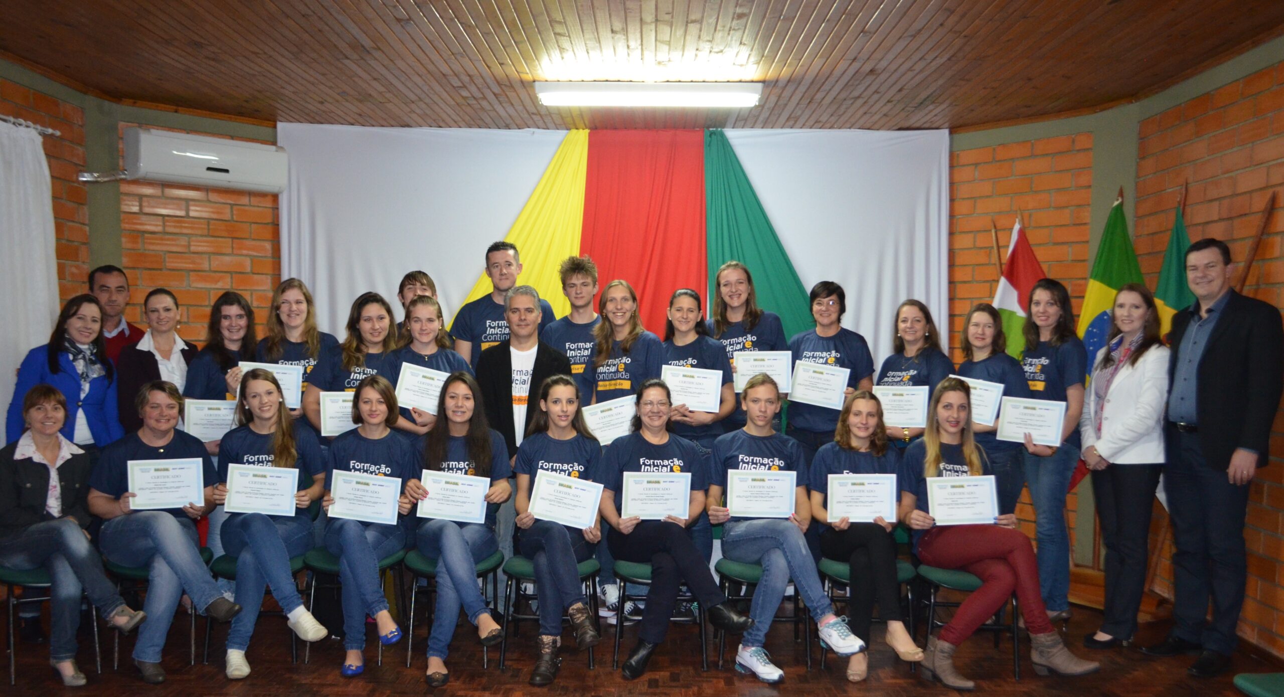 24 alunos receberam seu certificado de conclusão do curso de Auxiliar em RH